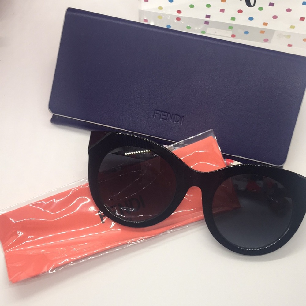 😎Authentic Fendi Sunglasses😎